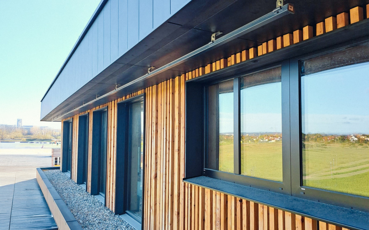 Maintenance of facades with track system